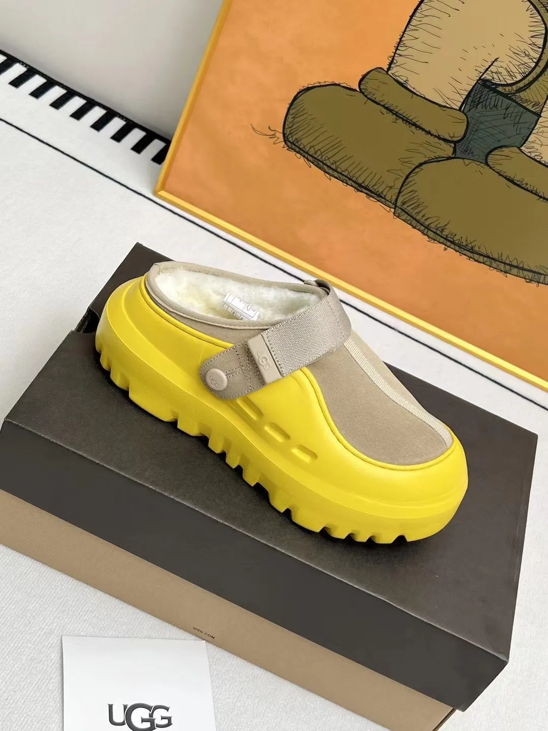 Factory price 560💰 (same style for men and women) 🌸UGG 2025 new small potato, half drag and one kick to unlock the relaxed feeling, lightweight and thin sole, always light and fashionable, casually walking out of a new style, it feels very UGG, classic suede with soft wool lining insole, rubber foam outsole, hot stamped logo ✅Color: bright green, bright yellow, maroon, black ✅Number of codes: 35 to 45 (synchronized with the official website)